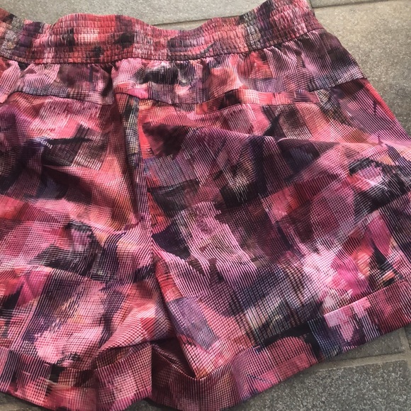 Women’s lululemon shorts - Picture 4 of 5